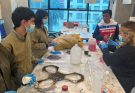 Estudiantes tadeístas crean mobiliario sostenible a partir de revistas desechadas de Natura